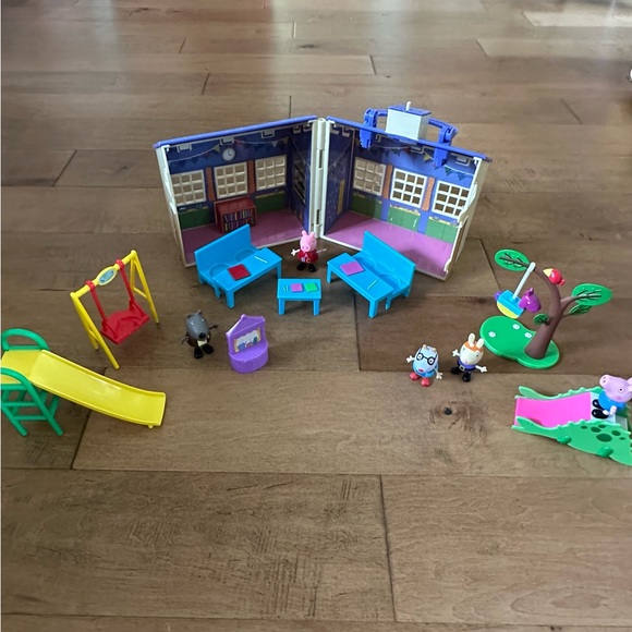 Peppa Pig and Friends School House, Playground, Playhouse, Piñata Party Set - Picture 1 of 17